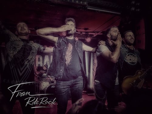 Íñigo Alvarez, con Iban Sánchez y Javier Janices "Cordobes" y 1 músico más